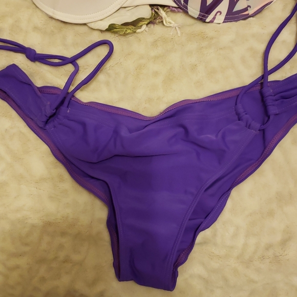 Bikini - Picture 2 of 5